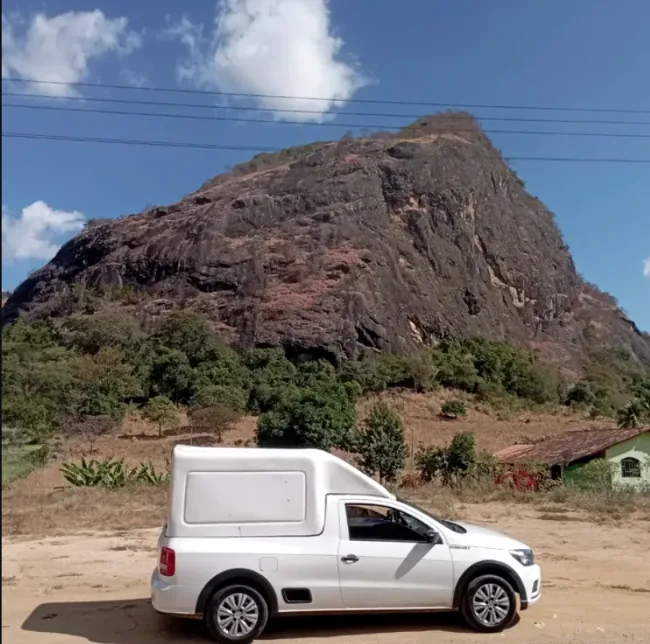 Veículo utilitário da W&L Transportes em São João do Oriente, Minas Gerais